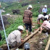 Công nhân Công ty TNHH Xây dựng và cấp nước Lai Châu lắp đặt đường ống nước xã Tả Lèng. (Nguồn: baolaichau.vn)