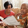Đệ nhất phu nhân Michelle Obama có chuyến thăm ông Mandela tại nhà riêng ở Johannesburg vào ngày 21/6/2012. (Ảnh: AFP/Getty Images) 