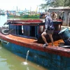 Chiếc thuyền mang biển kiểm soát BĐ0508H được lai dắt về khu hậu cần nghề cá thành phố Quy Nhơn. (Ảnh: Ly Kha/TTXVN)