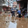 Người dân dọn dẹp tại đường phố tại thành phố Meizhou, tỉnh Quảng Đông ngày 14/7 bị ngập lụt do bão. (Ảnh: THX/TTXVN)