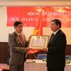 Ông Đặng Văn Cần trao tặng giấy khen Đảng bộ trong sạch, vững mạnh tiêu biểu năm 2012 cho Đảng bộ Nhật Bản. (Ảnh: Hữu Thắng-Tri Phương/Vietnam+)