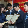 Thứ trưởng Bộ Giáo dục và Đào tạo Nguyễn Thị Nghĩa trao Bằng khen của Bộ cho các học sinh đoạt giải. (Ảnh: Quý Trung/TTXVN)