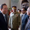 Tổng thư ký LHQ Ban Ki-moon (trái) tại Islamabad ngày 13/8. (Ảnh: AFP/TTXVN)