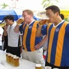 Thi uống bia nhanh nhất, nhiều nhất. (Nguồn: vba.com.v)