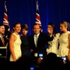 Ông Tony Abbott (giữa) cùng các thành viên trong gia đình mừng chiến thắng tại Sydney. (Ảnh: AFP/TTXVN)