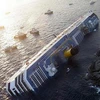 Chiếc tàu Costa Concordia mắc cạn tại đảo Giglio của Italy. (Nguồn: Reuters)