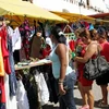 Một chợ kinh doanh quần áo ở thủ đô Havana. (Ảnh: Hoài Nam/TTXVN)