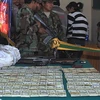 Số tiền và vũ khí bị bắt giữ. (Nguồn: El Deber)