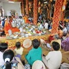 Đồng bào dân tộc Khmer dâng cơm đến chùa hành lễ.