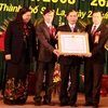 Phó Chủ tịch Quốc hội Tòng Thị Phóng trao Huân chương Độc Lập hạng nhì cho thành phố trẻ Sơn La. (Ảnh: Điêu Chính Tới/TTXVN)