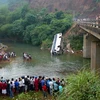 Hiện trường vụ tai nạn xe khách lao xuống suối làm 2 người chết, 5 người bị thương ở tỉnh Yên Bái ngày 15/10 vừa qua. (Ảnh: TTXVN)