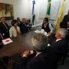 Cựu Tổng thống Honduras Manuel Zelaya gặp gỡ các nhà thương lượng của OAS trước cuộc đối thoại. (Ảnh: Reuters).