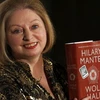 Hilary Mantel với cuốn tiểu thuyết "Wolf Hall". (Ảnh: Reuters)