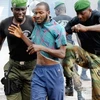 Cảnh sát Guinea bắt giữ một kẻ biểu tình ngày 28/9. (Ảnh: Daylife)