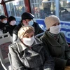 Người dân Ucraina trên xe điện đeo khẩu trang phòng lây nhiễm bệnh cúm tại thành phố Lviv ngày 3/11 ở Kiev. (Ảnh: AFP/TTXVN)