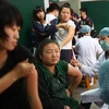 Các nhân viên y tế Trung Quốc đang tiêm vắcxin cúm A/H1N1 cho các sinh viên ở tỉnh Quảng Tây ngày 9/11. (Ảnh: Daylife)