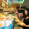 Khách hàng mua đường tại siêu thị Co.opMart Đinh Tiên Hoàng, quận Bình Thạnh, Thành phố Hồ Chí Minh. (Ảnh: Kim Phương/TTXVN)