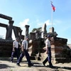 Cảnh sát Campuchia tuần tra tại đền Preah Vihear - khu vực tranh chấp giữa Thái Lan và Campuchia. (Ảnh: AFP/TTXVN) 