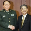 Bộ trưởng Quốc phòng Nhật Bản Toshimi Kitazawa và Bộ trưởng Quốc phòng Trung Quốc Lương Quang Liệt (trái) trước cuộc gặp. (Ảnh: AFP/TTXVN) 