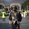 Một sĩ quan hải quân bảo vệ bên ngoài sở chỉ huy hải quân Pakistan sai khi xảy ra vụ đánh bom liều chết ngày 2/12. (Ảnh: Reuters)
