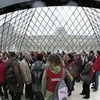 Nhân viên đình công chặn lối vào Bảo tàng Louvre. (Ảnh: TT&VH)