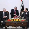 Thủ tướng Iraq Nuri al-Maliki (bên phải) đã có cuộc gặp với Bộ trưởng Quốc phòng Mỹ Robert Gates (bên trái) tại Baghdad vào 11/12. (Ảnh: Reuters)