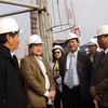 Phó Thủ tướng Hoàng Trung Hải (đứng thứ 2 từ trái sang) kiểm tra tiến độ thực hiện Dự án kho nổi FSO-5. (Ảnh: Chinhphu.vn)