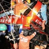 Nhân viên cứu hộ đang tìm kiếm các nạn nhân sau khi xe buýt rơi xuống núi tại Gyeongju ngày 16/12. (Ảnh: AFP ) 