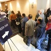 Những người tìm việc tham gia Hội chợ việc làm tại California, Mỹ hồi tháng 3. (Ảnh: AP)