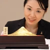 Mô hình Núi Phú Sĩ làm bằng vàng có giá 11,73 triệu yen. (Ảnh: AFP/TTXVN) 