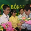 Ông Lê Văn Quốc Việt, Phó Tổng giám đốc PVFCCo trao học bổng cho các sinh viên. (Ảnh: Hà Huy Hiệp/Vietnam+)
