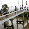 Cầu nông thôn Kinh Xáng đã hoàn thành giúp các em học sinh thuận lợi đi đến trường. (Ảnh: baoanhdatmui.vn)