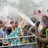 Té nước cầu may dịp Tết Thái Lan. (Ảnh: Internet)