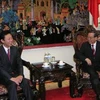 Ông Lý Tường Tuấn (bên trái) được Thủ tướng Phan Văn Khải tiếp vào ngày 4/1/2006 khi sang Hà Nội xúc tiến đầu tư. (Ảnh tư liệu)