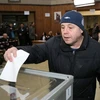 Cử tri Ukraine bỏ phiếu vòng 2 tại một địa điểm bầu cử ở Kiev. (Ảnh: THX/TTXVN) 
