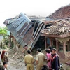 Những ngôi nhà bị phá huỷ trong trận động đất ở Indonesia hồi tháng 9/2009. (Ảnh: AFP/TTXVN)
