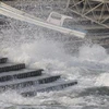 Những đợt sóng đập vào các bậc thang tại một cảng cá ở phía Bắc Nhật Bản ngày 28/2. (Ảnh minh họa: AP)