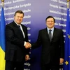 Tổng thống Ukraine Viktor Yanukovych (bên trái) đã có cuộc gặp song phương với Chủ tịch EC Jose Manuel Barroso tại trụ sở EU ở Brussels ngày 1/3. (Ảnh: AFP/TTXVN)