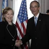 Ngoại trưởng Mỹ Hillary Clinton bắt tay Tổng thống Guatemala Alvaro Colom ngày 5/3 trong chuyến thăm nước này. (Ảnh: Reuters)