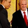 Tổng thống Mỹ Barack Obama bắt tay Thủ tướng Hy Lạp George Papandreou ở Nhà Trắng ngày 9/3. (Ảnh: Getty Images)