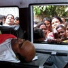 Người thân và hàng xóm khóc thương Cựu thủ lĩnh phiến quân Naxalites Kanu Sanyal. (Ảnh: Getty Images)