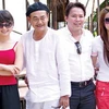 Nghệ sĩ Việt Anh (thứ 2 từ trái sang) cùng một số người trong êkíp thực hiện vở kịch. (Ảnh: Internet)