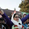 Bà Benazir Bhutto vẫy chào người ủng hộ khi tới míttinh vận động tranh cử tại Rawalpindi ngày 27/12/2007, ngay trước khi vụ đánh bom xảy ra. (Ảnh: AFP/TTXVN) 