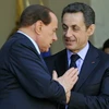 Tổng thống Pháp Nicolas Sarkozy (bên phải) và Thủ tướng Italy Silvio Berlusconi sau cuộc hội đàm tại Điện Elysee ở Paris ngày 9/4. (Ảnh: Reuters)