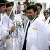 Tổng thống Mahmoud Ahmadinejad kiểm tra các thiết bị làm giàu urani tại nhà máy Natanz, ngày 8/4. (ảnh: AFP/TTXVN)