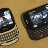 Bộ đôi smartphone mới Kin One (bên trái) và Kin Two được Microsoft giới thiệu ngày 12/4. (Nguồn: Reuters)