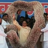 Bà Mayawati và vòng dây tiền khổng lồ. (Nguồn: Internet)