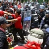 Những người biểu tình phe "áo đỏ " xung đột với cảnh sát trước tòa nhà Quốc hội. Ảnh minh họa. (Nguồn: AFP/TTXVN)