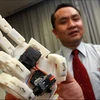 Giáo sư Liu Yun-hui cùng "bàn tay robot". (Nguồn: Internet)