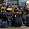 Hành khách ngồi chờ tại sân bay quôc tế Sheremetievo của Nga sau khi các chuyến bay đến và đi bị hủy bỏ hôm 18/4. Ảnh minh họa. (Nguồn: AFP/TTXVN)